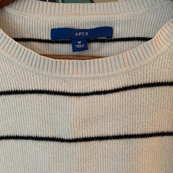 Cropped Striped Sweater - Picture 2 of 3